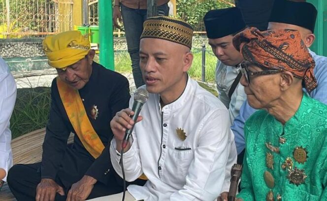 
					Muhammad Fuad Riyadi alias Gus Fuad Pleret menjalani proses sidang adat, di Banuaoge, Kelurahan Lere, Kota Palu, (Foto: Istimewa)