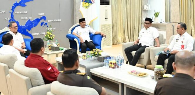 
					Gubernur Sulteng, Dr. H. Anwar Hafid, M.Si, menerima audiensi Kajati, Nuzul Rahmat R, SH, MH, bersama jajaran di ruang kerjanya, (Foto: Istimewa)