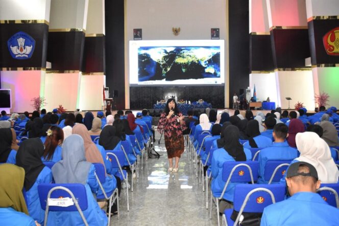 
					Wakil Rektor Bidang Perencanaan dan Kerjasama 	Dr.sc.agr. Aiyen, M.Sc. Saat Memberikan Materi Kepada Mahasiswa Universitas Tadulako, (Foto: Istimewa)