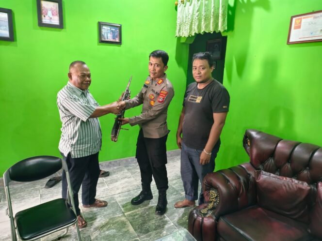 
					Anggota DPRD Sulteng Serahkan Senjata Rakitan Temuan Warga ke Polisi