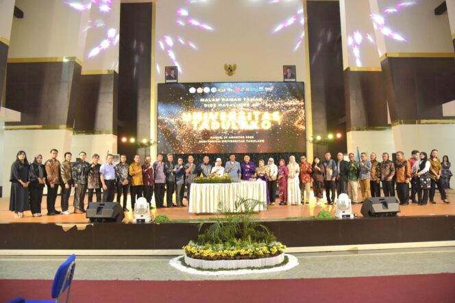 
					Rektor Universitas Tadulako Prof. Dr. Ir. Amar, ST., MT., IPU., Asean Eng. Bersama Tamu Undangan Lainnya Melakukan Sesi Foto Bersama, (Foto: Istimewa)