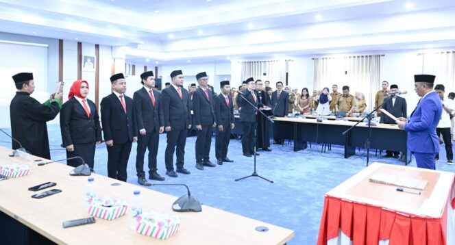 
					Gubernur Sulawesi Tengah Dr. H. Anwar Hafid, M.Si. Melantik Komisioner KPID Sulawesi Tengah 2025-2028, (Foto: Istimewa)