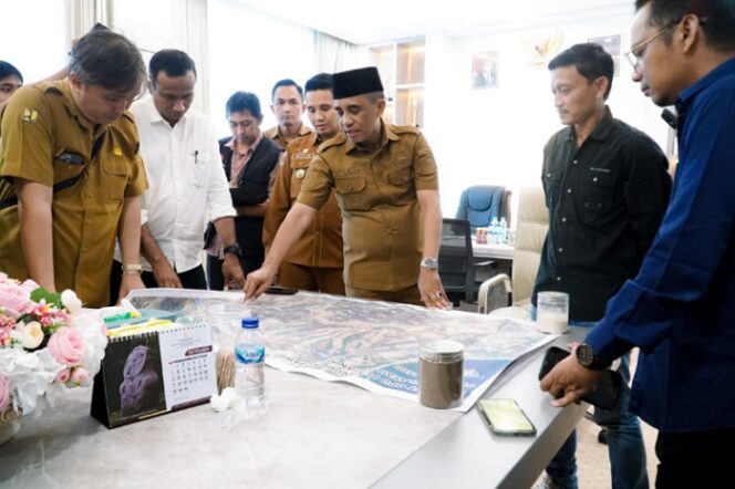 
					Gubernur Sulteng, Anwar Hafid merumuskan desain baru hutan kota bersama jajaran pengurus IAI Sulteng, di ruang kerjanya, (Foto: Istimewa)