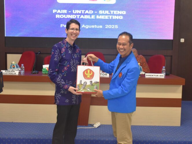
					Wakil Rektor Bidang Keuangan dan Umum Prof. Dr. Ir. Rusydi, M.Si Menyerahkan Cenderamata Kepada Konsul Jenderal Australia di Makassar, M. Todd Dias, (Foto: Istimewa)