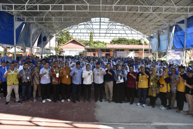 
					Walikota Palu H. Handianti Rasyid Bersama Rektor Universitas Tadulako Prof. Dr. Ir. Amar, ST., MT., IPU., Asean Eng. Saat Memberikan Materi Pada PKKMB Fakultas Ekonomi dan Bisnis Di Universitas Tadulako, (Foto: Istimewa)
