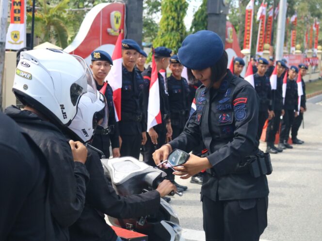 
					Satbrimob Polda Sulteng Membagikan Bendera Dalam Rangka HUT RI Ke 80, (Foto: Istimewa)