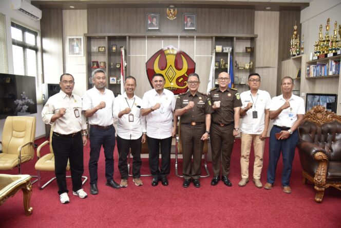
					Rektor Universitas Tadulako Prof. Dr. Ir. Amar, ST., MT., IPU., Asean Eng. Bersama Kepala Kejaksaan Tinggi Provinsi Sulawesi Tengah N Rahmat﻿, S.H., M.H.  Berfoto Bersama, (Foto: Istimewa)