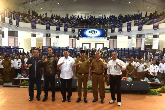 
					Gubernur Provinsi Sulawesi tengah Dr. H. Anwar Hafid, M.Si. Bersama Rektor Universitas Tadulako Prof. Dr. Ir. Amar, ST., MT., IPU., Asean Eng. Dalam pembukaan Job Fair Tahun 2025, (Foto: Istimewa)