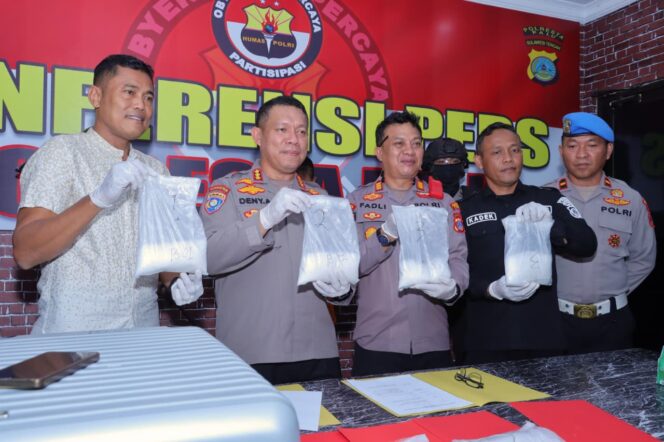 
					Konfresi Pers Polresta Palu Atas Penangkapan Kurir Dengan Barang Bukti 3,5 Kilogram Narkoba, (Foto: Istimewa)