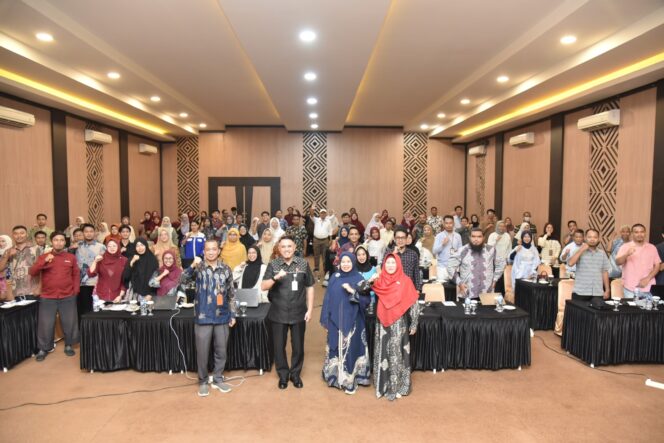 
					Rektor Universitas Tadulako Prof. Dr. Ir. Amar, ST., MT., IPU., Asean Eng. Foto Bersama Peserta Workshop Smart Education, (Foto; Istimewa) 