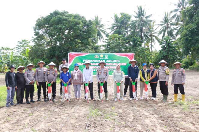 
					Polres Parigi Moutong Melakukan Penanaman Jagung Di Pesantren Ulumuddin, (Foto: Istimewa)