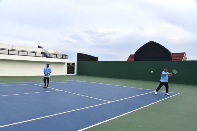 
					Rektor Universitas Tadulako Prof. Dr. Ir. Amar, ST., MT., IPU., Asean Eng. Bertanding Pada Kegiatan Tenis Eksekutif, (Foto: Istimewa)