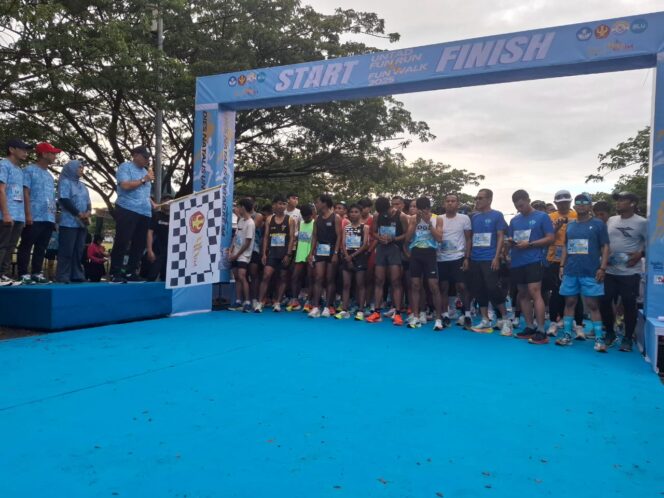 
					Rektor Universitas Tadulako Prof. Dr. Ir. Amar, ST., MT., IPU., Asean Eng. Melepas Peserta Fun Run Universitas Tadulako, (Foto: Istimewa)
