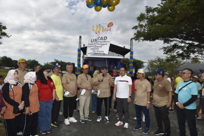
					Rektor Universitas Tadulako Prof. Dr. Ir. Amar, ST., MT., IPU., Asean Eng, Melepaskan Balon Pada Kegiatan Fun Walk Dies Natalis Universitas Tadulako ke 44, (Foto: Istimewa)