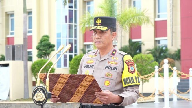 
					 Wakil Kepala Kepolisian Daerah Sulawesi Tengah (Wakapolda Sulteng) Brigadir Jenderal Polisi Dr. Helmi Kwarta Kusuma Putra Rauf, S.I.K., M.H., memimpin apel jam pimpinan di halaman Markas Polda Sulawesi Tengah, (Foto: Istimewa)