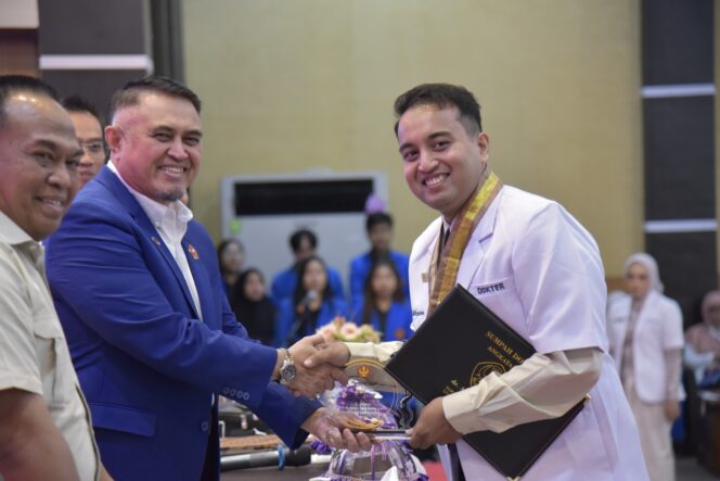 
					Rektor Universitas Tadulako Prof. Dr. Ir. Amar, ST., MT., IPU., Asean Eng. Memberikan Plakat Kepada Lulusan Dokter, (Foto: Istimewa)