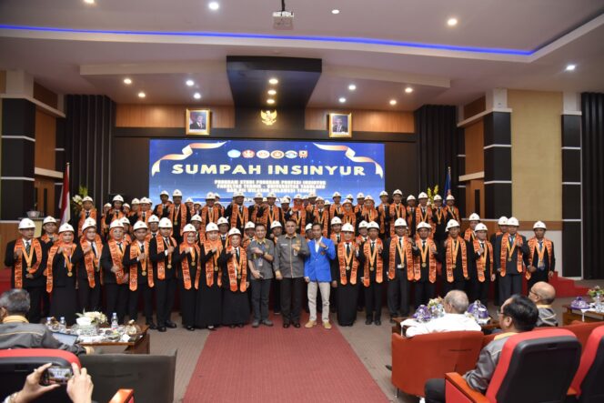 
					Rektor Universitas Tadulako Prof. Dr. Ir. Amar, ST., MT., IPU., Asean Eng. Berfoto Bersama Para Insinyur Baru, (Foto: Istimewa)