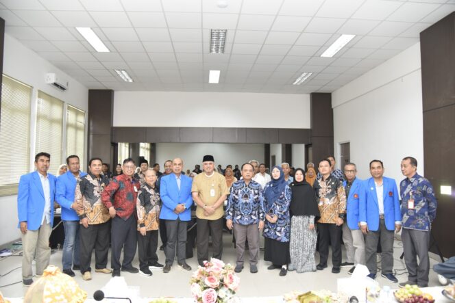 
					Rektor universitas Tadulako Prof. Dr. Ir. Amar, ST., MT., IPU Asean Eng. Melakukan Foto Bersama Jajaran Pimpinan Fakultas Keguruan dan Ilmu Pendidikan Dan Asesor LAMDIK, (Foto: Istimewa)
