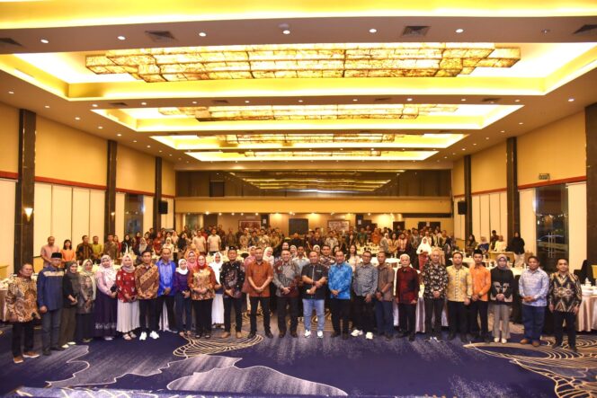 
					Rektor Universitas Tadulako Prof. Dr. Ir. Amar, ST., MT., IPU., Asean Eng. Bersama Mahasiswa Program Magister Fakultas Hukum, (Foto: Istimewa)