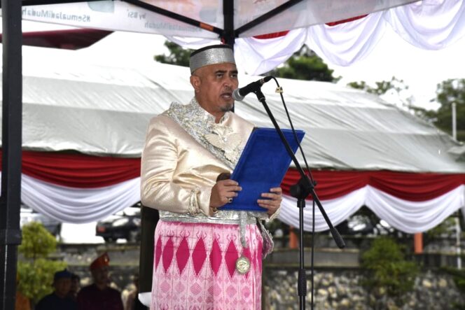 
					Rektor Universitas Tadulako Prof. Dr. Ir. Amar, ST., MT., IPU., Asean Eng. Saat Membacakan Teks Proklamasi Pada Upacara Peringatan HUT Ri Ke 80, (Foto: Istimewa)