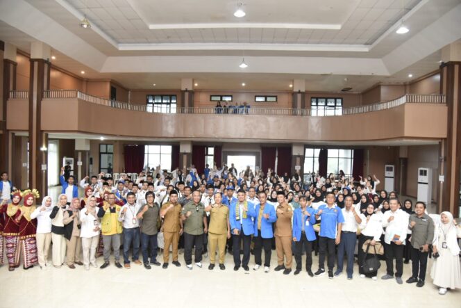 
					Rektor Universitas Tadulako Prof. Dr. Ir. Amar, ST., MT., IPU., Asean Eng. Bersama Bupati Morowali Iksan Baharudin Abdul Rauf Berfoto Bersama Peserta PKKMB PSDKU Morowali, (Foto: Istimewa)