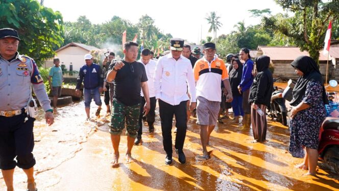 
					Gubernur Sulteng, Anwar Hafid kunjungannya ke lokasi terdampak di Desa Malino, (Foto: Istimewa)