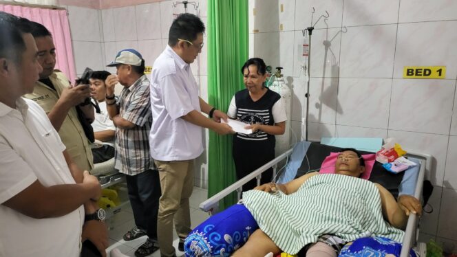 
					 Jemy Langelo, Pengurus DPD Gerindra Sulteng di dampingi Mey Ester N, Pendeta Jemaat GKST Elim Masani Memberikan Bantuan Kepada Korban Gempa Poso, (Foto: Istimewa)