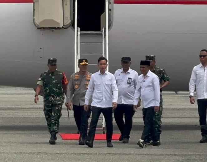 
					Kapolda Sulawesi Tengah, Irjen Pol. Dr. Agus Nugroho, bersama unsur Forum Komunikasi Pimpinan Daerah (Forkopimda), menyambut kedatangan Wakil Presiden RI, Gibran Rakabuming Raka, di Bandara Kasiguncu Poso, (Foto: Istimewa)