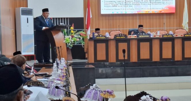 
					Ketua Pansus II, Alfian Chaniago, membacakan laporannya Pansus dalam sidang paripurna, di ruang sidang utama DPRD Palu, (Foto: Istimewa)