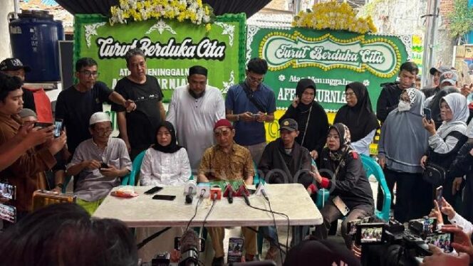 
					Konfrensi Pers Oleh Kedua Orang Tua Affan Kurniawan, (Foto: Istimewa)