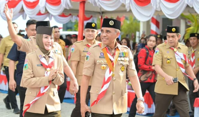 
					ubernur Sulteng, Dr. Anwar Hafid, M.Si . Bersama isteri dan Bupati Parimo, memasuki lapangan upacara Peringatan Hari Pramuka ke-64 Tingkat Provinsi Sulteng, (Foto Istimewa)