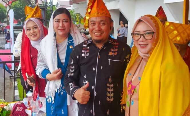 
					Rusman Ramli (tengah) bersama sejumlah anggota DPRD Palu saat menghadiri upacara HUT ke-47 Kota Palu, (Foto: Istimewa)