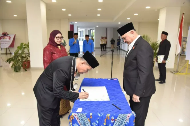 
					Dekan Fakultas Kedokteran Melakukan Penandatanganan Serah Terima Jabatan Di Hadapan Rektor Universitas Tadulako, (Foto: Istimewa)