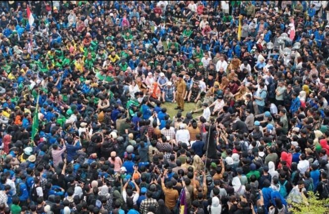 
					Gubernur Sulawesi Tengah Dr. H. Anwar Hafid, M.Si Bersama Massa Mahasiswa Se Kota Palu, (Foto: Istimewa)