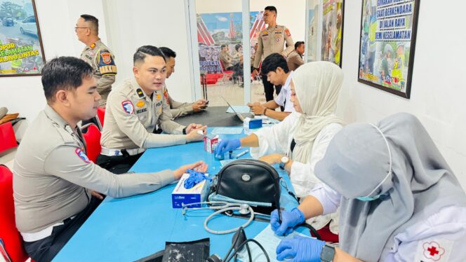 
					Direktorat Lalu Lintas (Ditlantas) Polda Sulawesi Tengah menggelar bakti kesehatan berupa donor darah dalam rangka menyambut Hari Lalu Lintas Bhayangkara ke-70. Kegiatan berlangsung di Aula Ditlantas Polda Sulteng, (Foto: Istimewa)