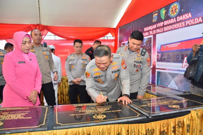
					Kapolda Sulawesi Tengah Irjen Pol Dr. Agus Nugroho, S.I.K., S.H., M.H. Menandatangani Prasasti Peresmian Gedung Rawat Inap VVIP Bharadaksa Rumah Sakit Bhayangkara Palu, (Foto: Istimewa)