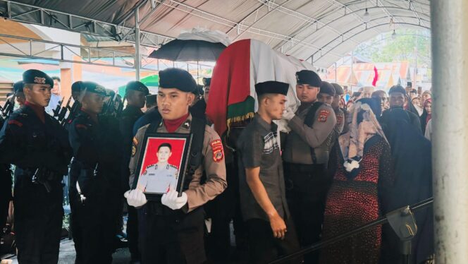 
					Upacara Kedinasan Pelepasan Jenazah AKBP (Purn) Sugeng Lestari, (Foto: Istimewa)