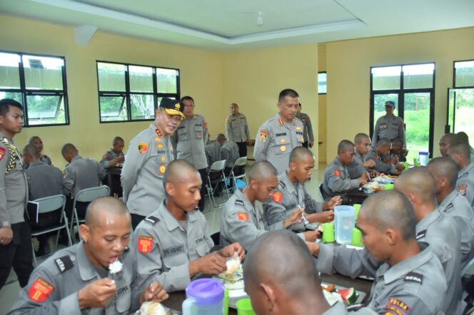 
					epala Kepolisian Daerah Sulawesi Tengah (Kapolda Sulteng) Irjen Pol Dr. Agus Nugroho melakukan pengecekan langsung ke Rumah Makan Sekolah Polisi Negara (SPN) Polda Sulteng, (Foto: Istimewa)