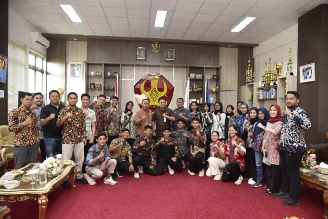 
					Rektor Universitas Tadulako Prof. Dr. Ir. Amar, ST., MT., IPU., Asean Eng. Melepas Kontingen POMNAS Ke 19 Di Semarang-Solo, (Foto: Istimewa)
