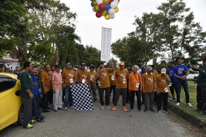 
					Rektor Universitas Tadulako Prof. Dr. Ir. Amar, S.T., M.t., IPU., Asean Eng. Melepas Peserta Jalan Santai Dies Natalis FKIP Ke 61, (Foto: Istimewa)