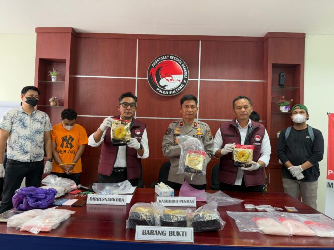 
					Konfrensi Pers Direktorat Reserse Narkoba (Ditresnarkoba) Polda Sulawesi Tengah berhasil menggagalkan peredaran narkotika jenis sabu-sabu seberat lebih dari 7,2 kg, (Foto: Istimewa)