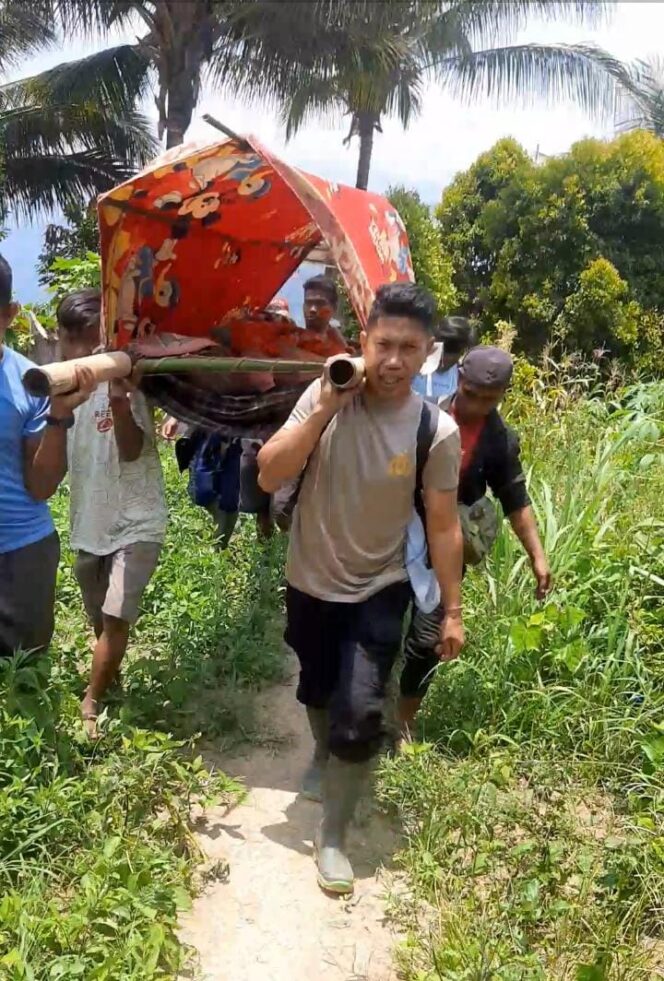
					Bripka Abd. Harik, Bhabinkamtibmas yang Pikul Warga Sakit 4 Jam Menuju Puskesmas, (Foto: Istimewa)