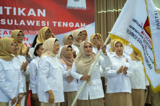 
					Ketua PD PIRA Sulawesi Tengah, Dr. Vera Rompas Mastura, S.Sos., M.Si, Menerima Bendera Petaka Dari Ketua Umum PP Perempuan Indonesia Raya (PIRA), dr. Sumaryati Arjoso, SKM, (Foto: Istimewa)