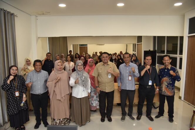 
					Rektor Universitas Tadulako Prof. Dr. Ir. Amar, ST., MT., IPU., Asean Eng. Melukan Foto Bersama Peserta Pelatihan, (Foto: Istimewa)