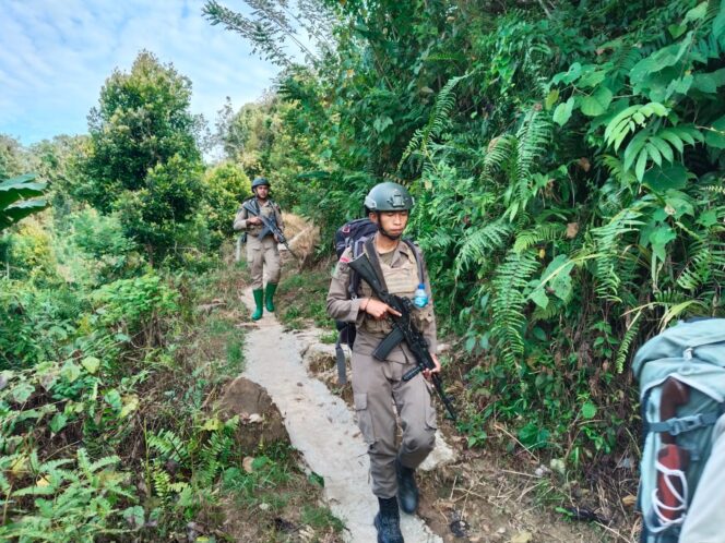 
					Satgas III Preventif Tim Alfa 2, aparat rutin melaksanakan patroli jalur klasik melewati hutan pegunungan di wilayah Dolago–Bonebula, Kabupaten Parigi Moutong, (Foto: Istimewa)