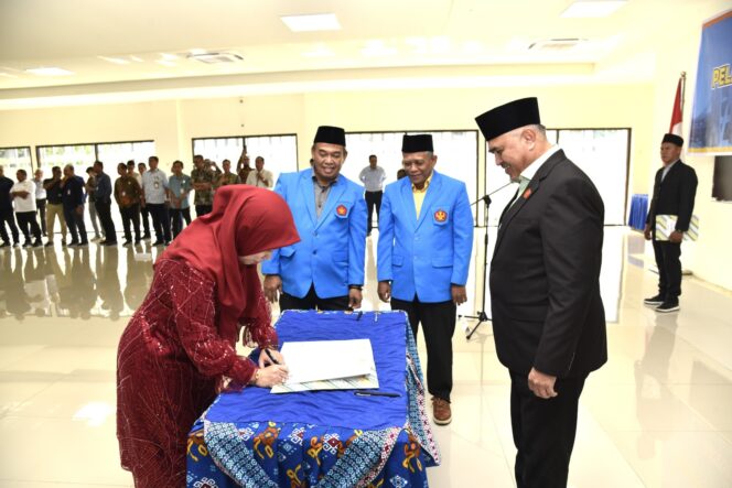 
					Pelantikan dan Penandatanganan Serah Terima Jabatan di Lingkungan Universitas Tadulako, (Foto: Istimewa)