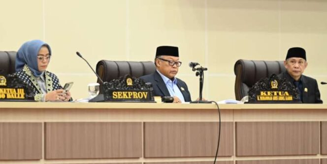 
					Ketua DPRD Sulteng, H. Muhammad Arus Abdul Karim, didampingi Wakil Ketua I, Aristan, dan Sekprov Sulteng, Novalina saat sidang paripurna, di Ruang Sidang Utama DPRD Sulteng, (Foto: Istimewa)
