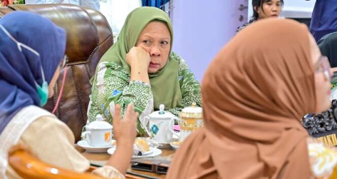 
					Wakil Gubernur Sulteng, dr. Reny A. Lamadjido, Sp.Pk, M.Kes, saat audiensi dengan Direktorat Penyakit Menular Kementerian Kesehatan RI, Ze Eza Yulia Pearlovie, di ruang kerja Wakil Gubernur, (Foto: Istimewa)