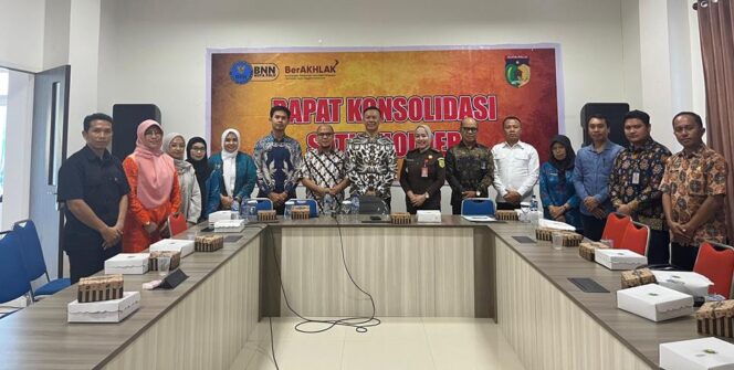 
					Kepala BNN Kota Palu, Kombes Pol Qori Wicaksono, S.I.K foto bersama dengan sejumlah peserta Rapat Konsolidasi, (Foto: Istimewa)