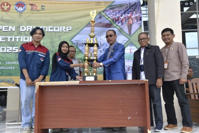 
					Wakil Rektor Bidang Kemahasiswaan & Alumni Universitas Tadulako Dr. Ir. Sagaf Djalalemba, MP. Menyerahkan Piala Bergilir Kepada Ketua Panitia Juniar Hasim, (Foto: Istimewa)